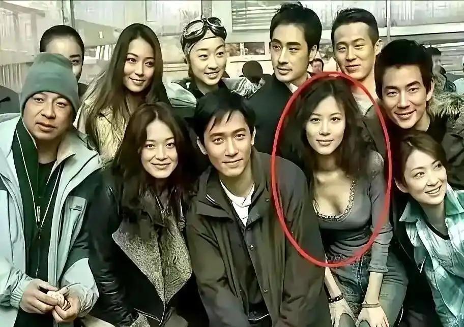 开云APP-终于懂了！邓文迪见田朴珺转身就走，根本不是没礼貌，是真看不上