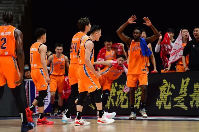 榜首大战上演21分惊天逆转！上海击败辽宁登顶