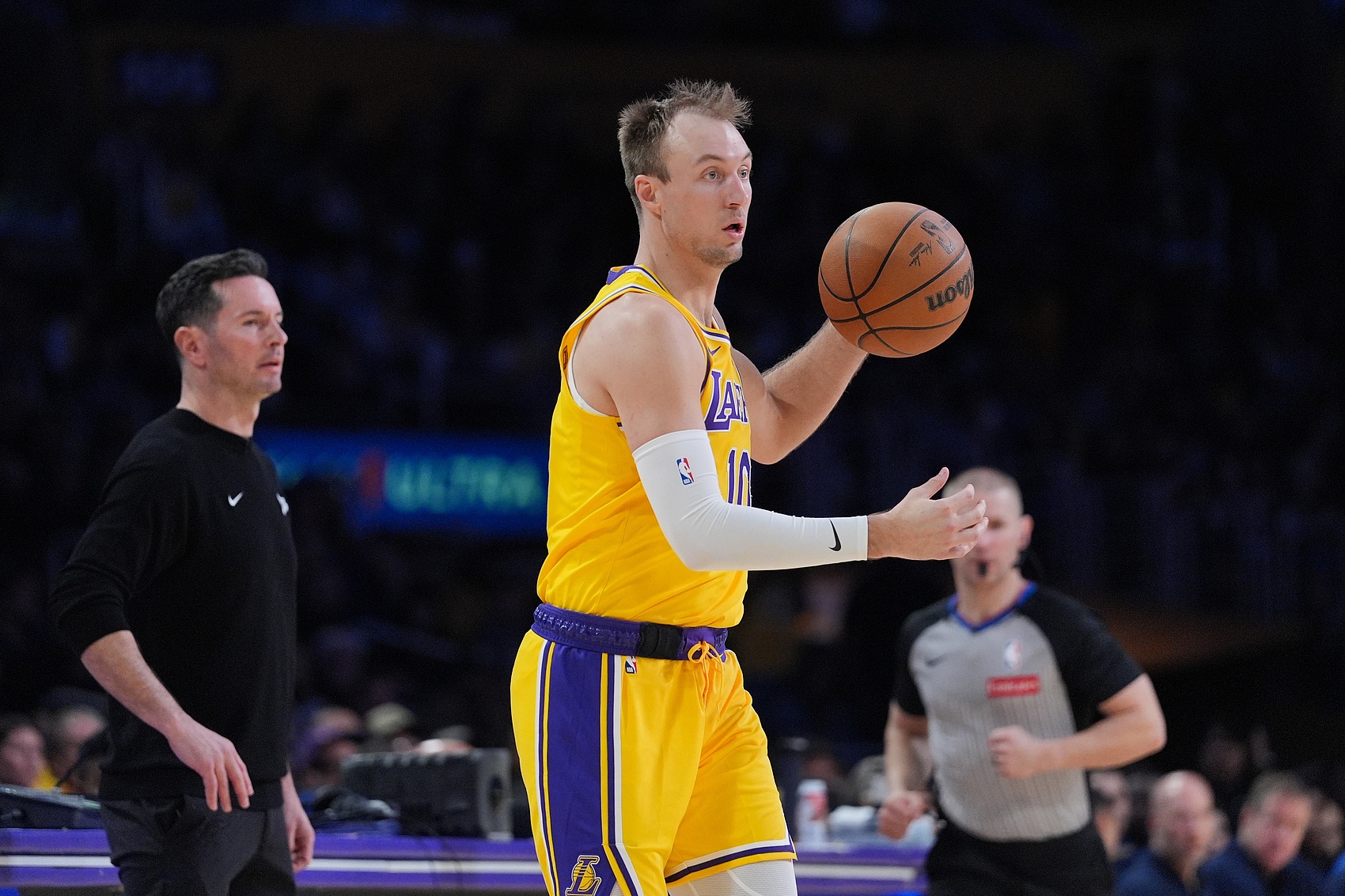 开云体育-本赛季湖人共遭3支球队横扫：0-4雷霆 0-2绿军 0-2活塞